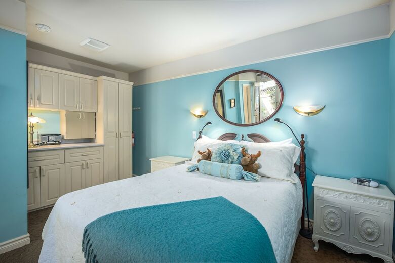 Bed & Breakfast O Canada House
