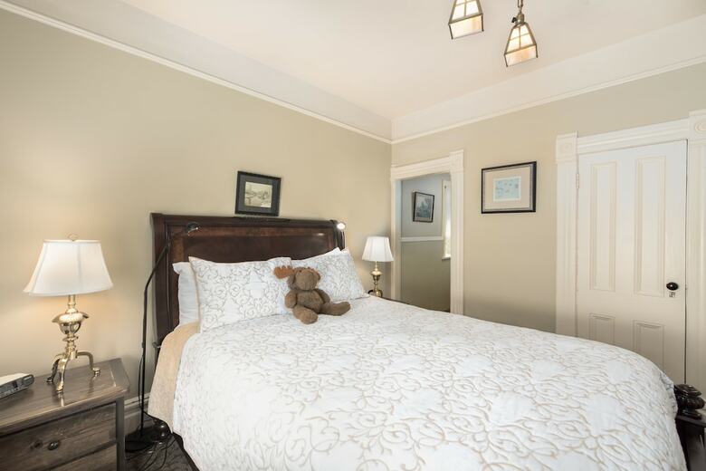 Bed & Breakfast O Canada House