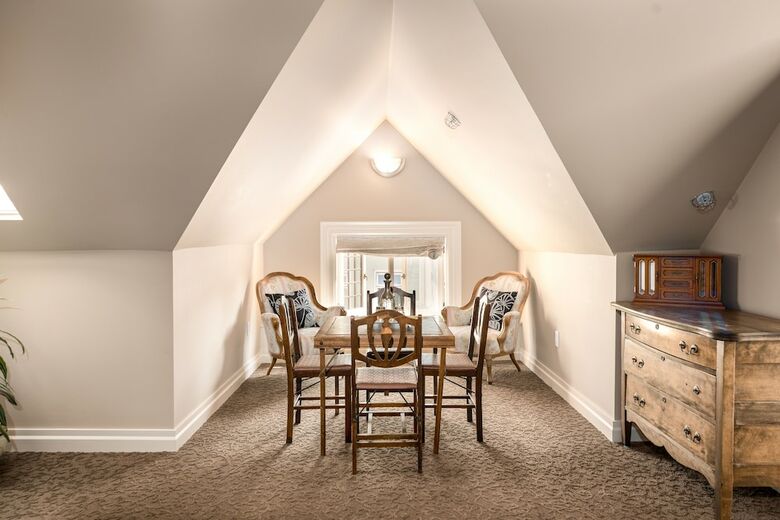 Bed & Breakfast O Canada House