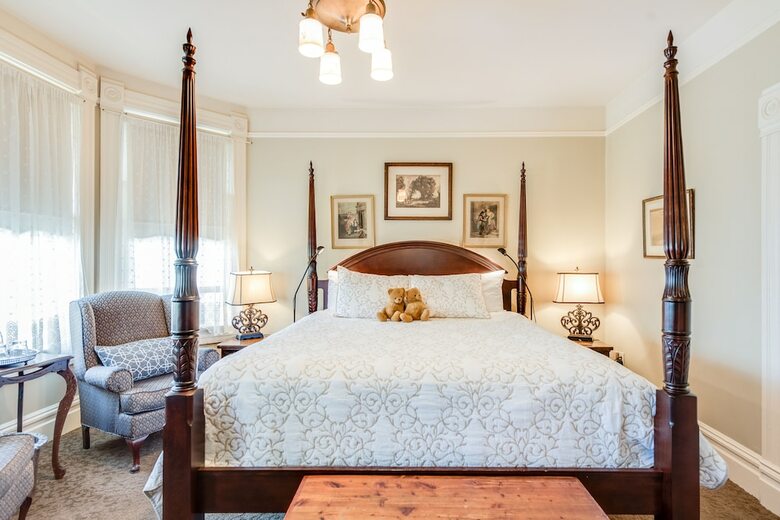 Bed & Breakfast O Canada House
