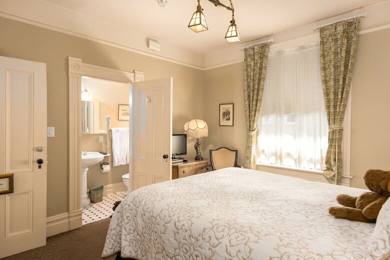 Bed & Breakfast O Canada House