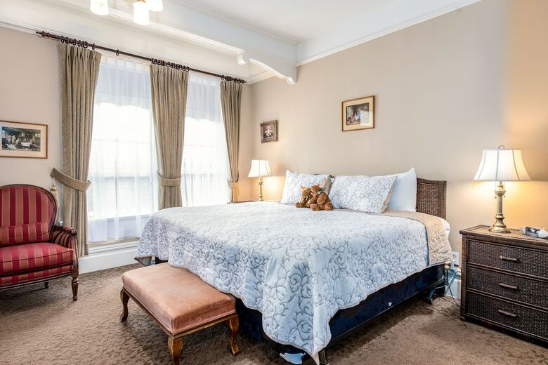 Bed & Breakfast O Canada House