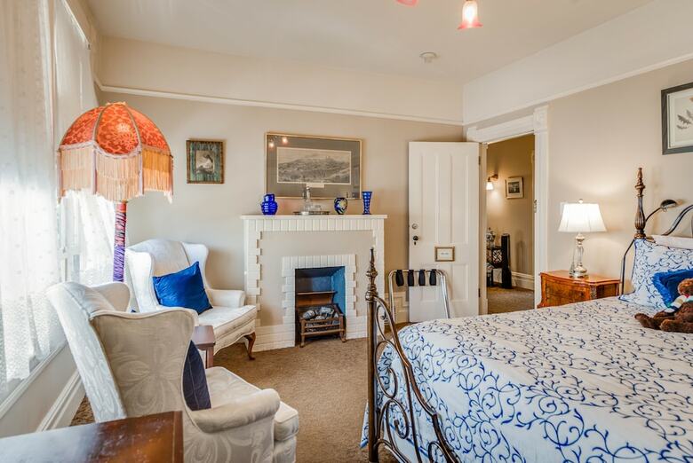Bed & Breakfast O Canada House