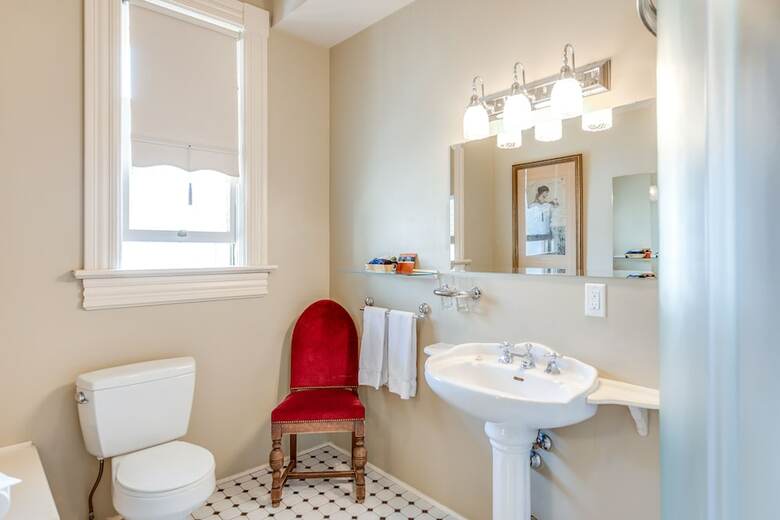 Bed & Breakfast O Canada House