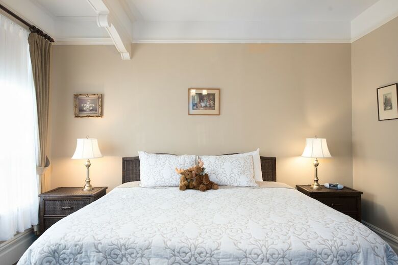 Bed & Breakfast O Canada House