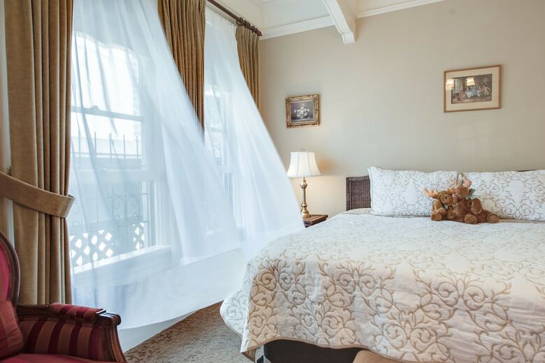 Bed & Breakfast O Canada House
