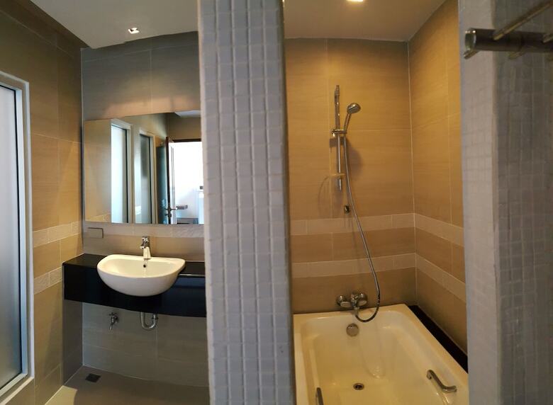 Hotel April Suites