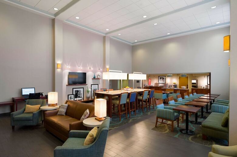 Hotel Hampton Inn & Suites State College At Williamsburg Square