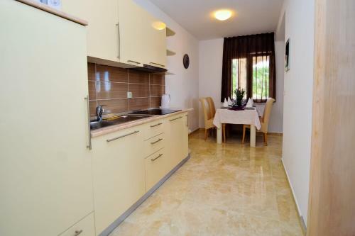 Aparthotel Lastura