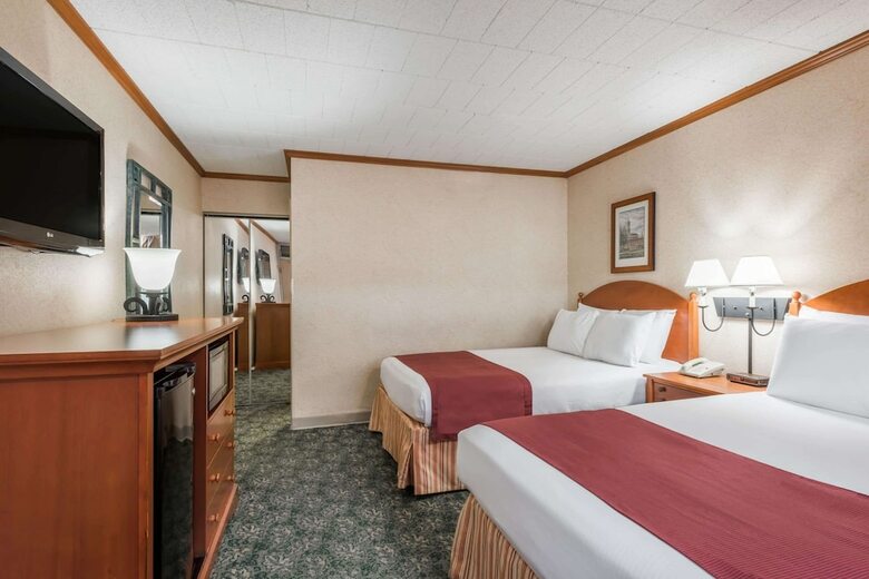 Ramada Hotel & Conference Center By Wyndham State College