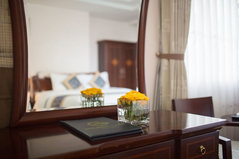 Lakeside Palace Hotel
