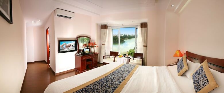 Lakeside Palace Hotel