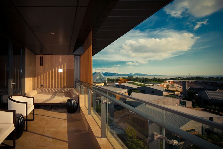 Bay Breeze Hotel