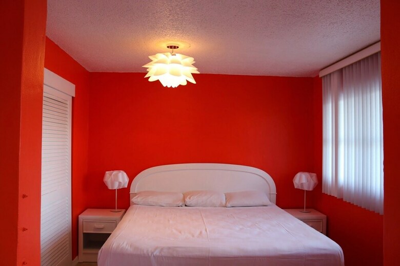 Hotel Camelot Waterfront Inn