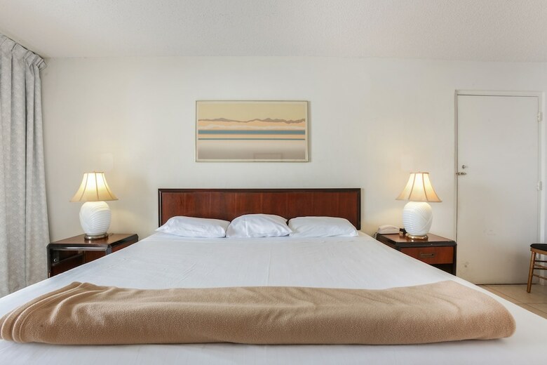 Hotel Camelot Waterfront Inn