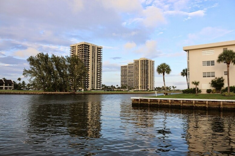 Hotel Camelot Waterfront Inn