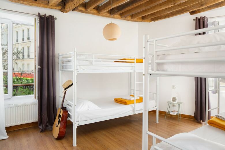 Hostal Le Village Montmartre By Hiphophostels