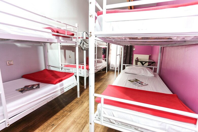 Hostal Le Village Montmartre By Hiphophostels