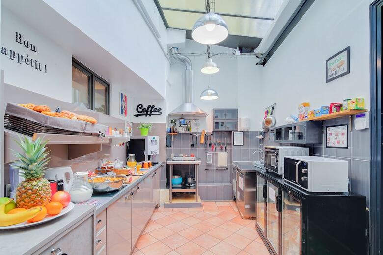 Hostal Le Village Montmartre By Hiphophostels