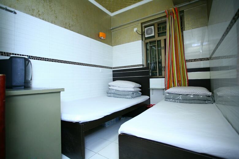 Hostal H.k Commercial Inn - Hostel