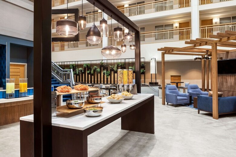 Hotel Embassy Suites Cleveland Rockside