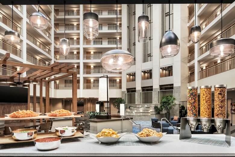 Hotel Embassy Suites Cleveland Rockside