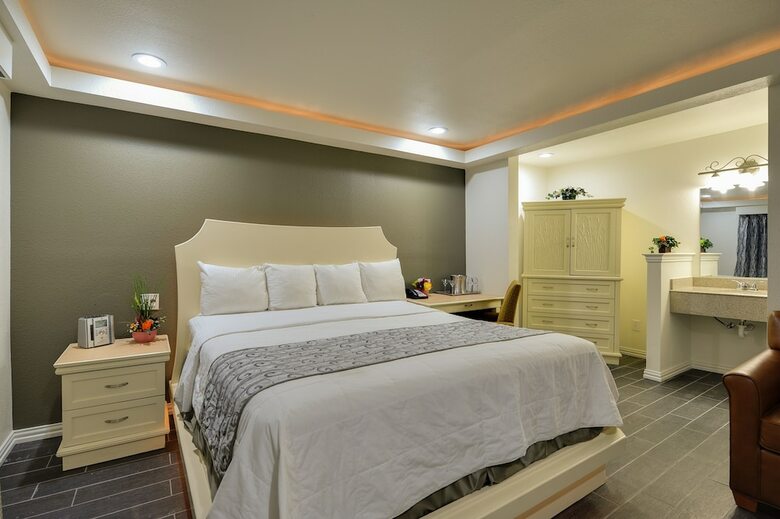 Hotel Romantic Inn & Suites