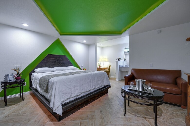 Hotel Romantic Inn & Suites
