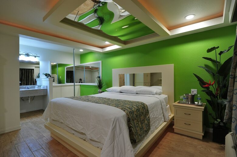 Hotel Romantic Inn & Suites
