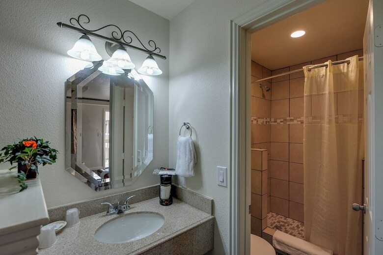Hotel Romantic Inn & Suites