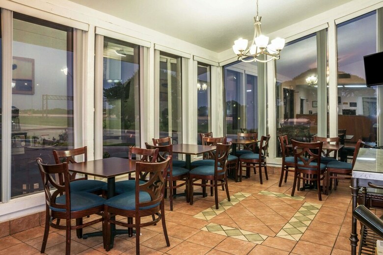 Motel Super 8 By Wyndham San Marcos