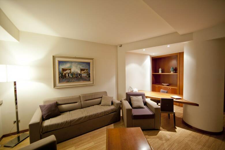 Fh Crystal Hotel