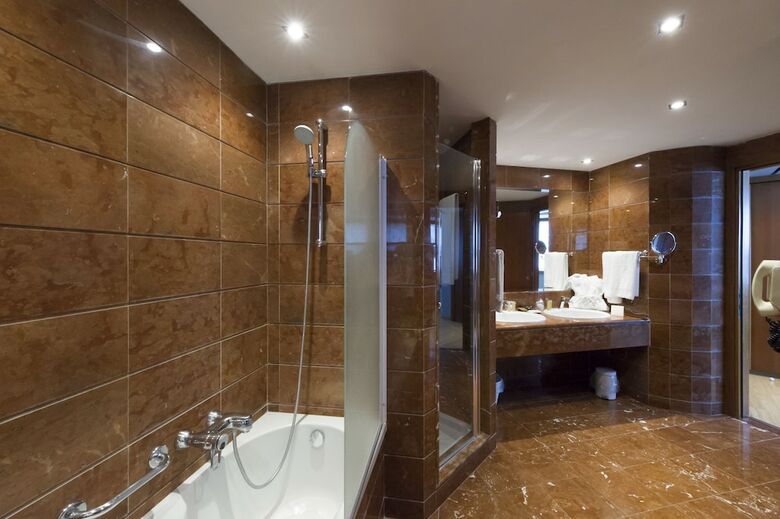 Fh Crystal Hotel