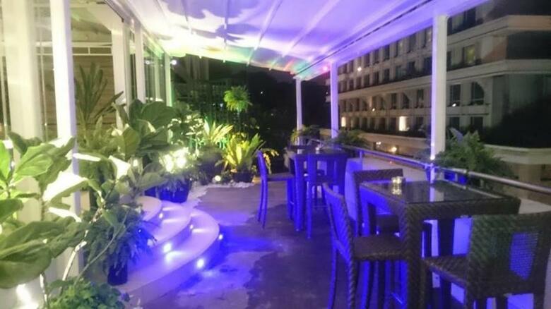 Peninsula Excelsior Hotel