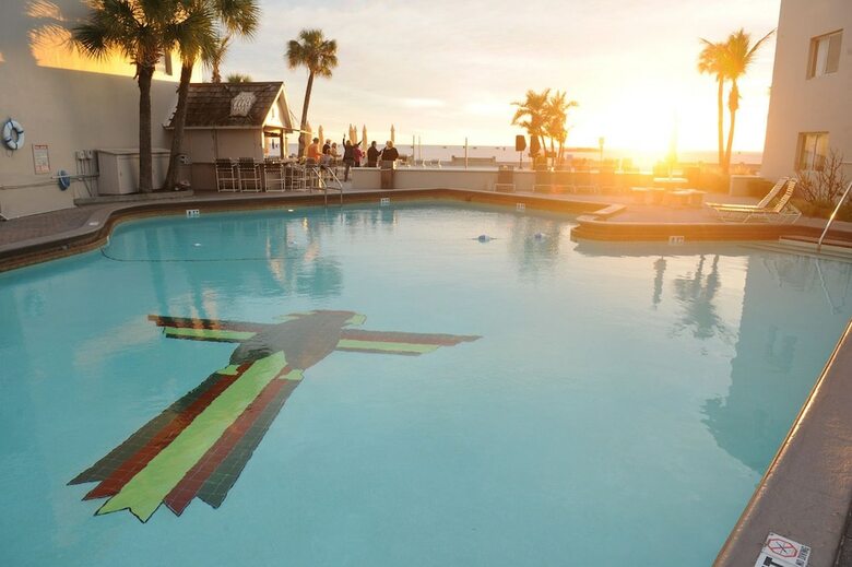 Hotel Thunderbird Beach Resort
