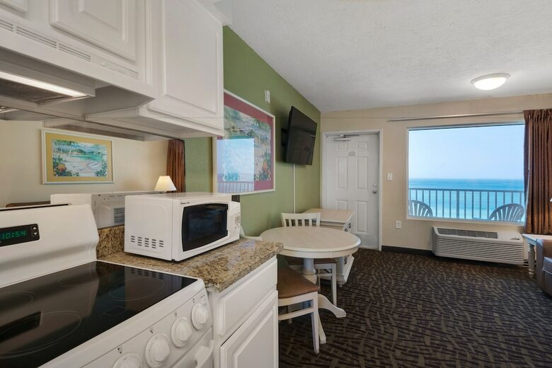 Hotel Beachcomber By The Sea