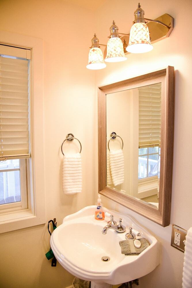 Azalea Inn Bed & Breakfast