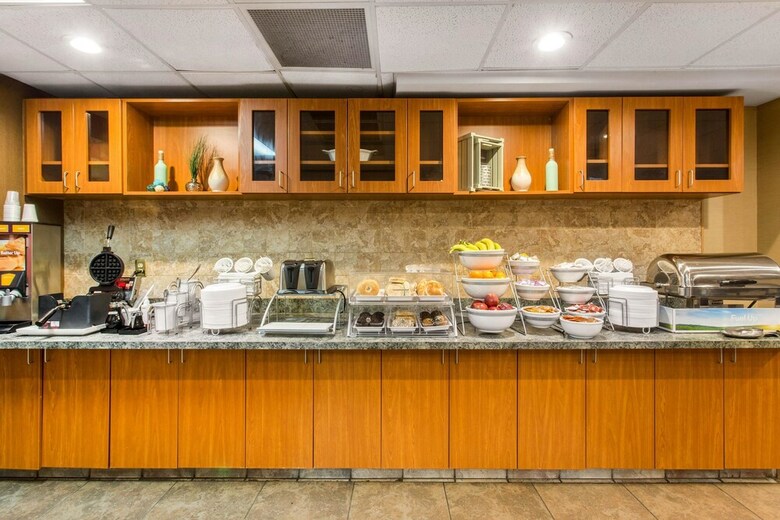 Hotel Comfort Suites Wilmington Near Downtown