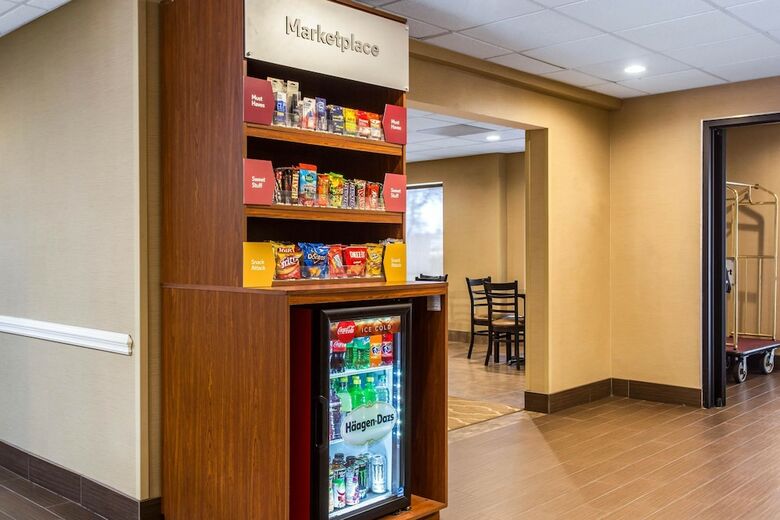 Hotel Comfort Suites Wilmington Near Downtown