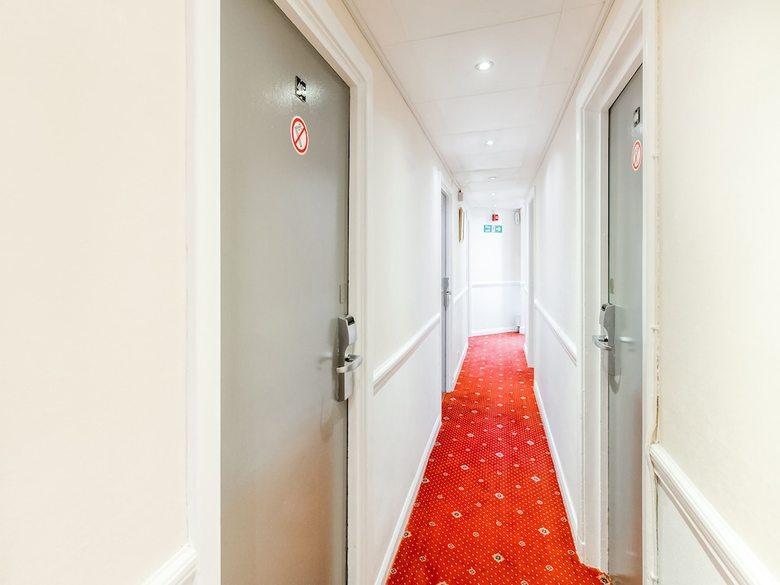 Oyo Stade Court Hotel