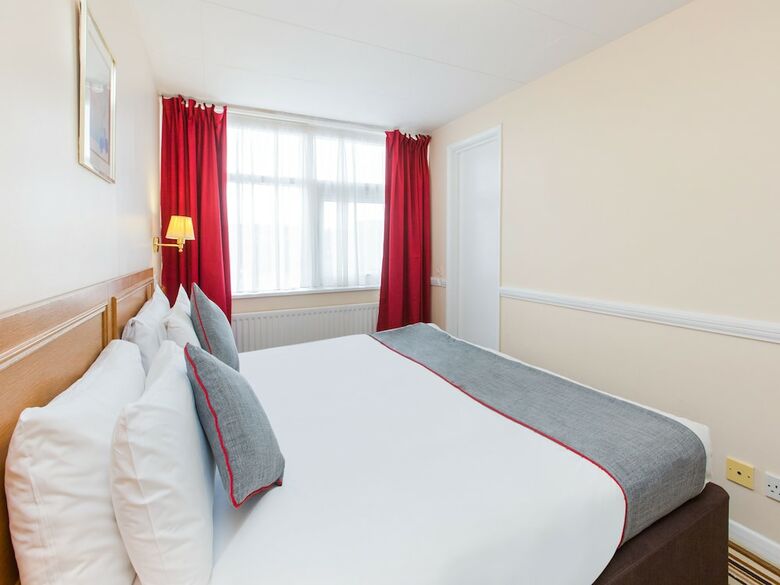 Oyo Stade Court Hotel