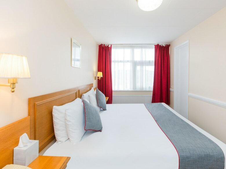 Oyo Stade Court Hotel