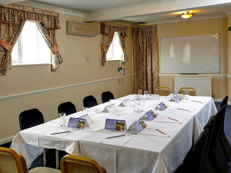 Oyo Stade Court Hotel