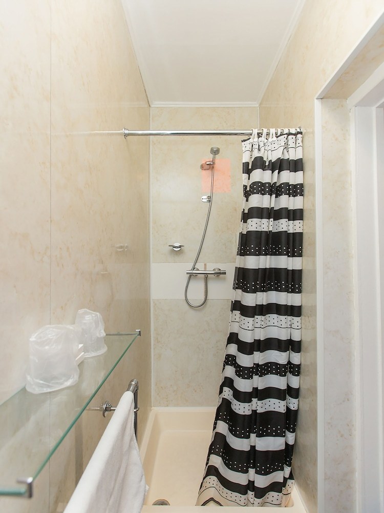 Oyo Stade Court Hotel