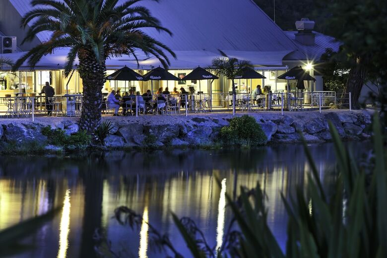 Trailways Hotel Nelson