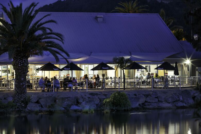 Trailways Hotel Nelson