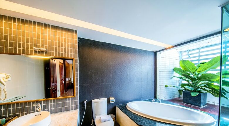 Crown Diamond Hotel