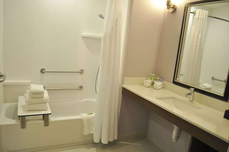 Hotel Holiday Inn Express & Suites Price