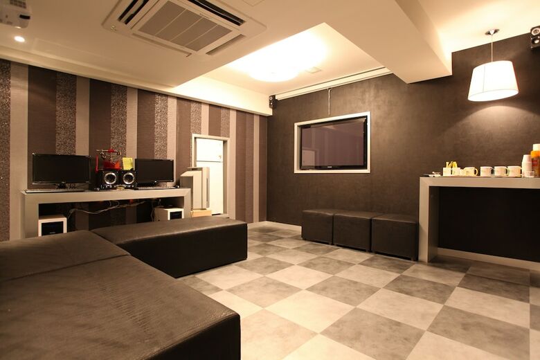 Hotel April 2nd