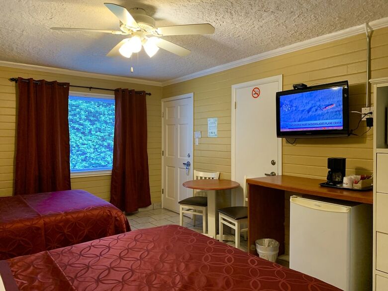 Motel Lakeside Inn And Cafe